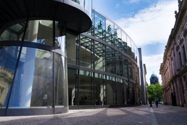 Berlin, Almanya - 15 Mayıs 2018: Zeughaus kanat uzantısı Alman tarihi Müzesi - 15 Mayıs 2018 Deutsches Historisches müze, Berlin, Almanya.