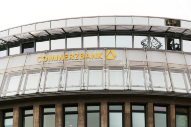 Berlin, Almanya - 15 Mayıs 2018: Commerzbank Ag bankacılık ve finansal hizmetler şirket logosu üzerinde 15 Mayıs 2018 Almanya'nın Berlin kentinde bina şube.