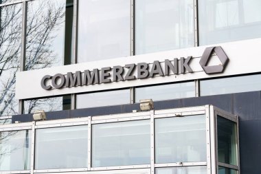 Dresden, Almanya - 2 Nisan 2018: Commerzbank Ag bankacılık ve finansal hizmetler şirketi logosuna 2 Nisan 2018 Almanya'nın Dresden kentinde bina şube.