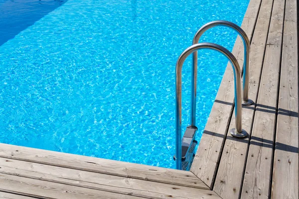 Escaliers Échelle Acier Inoxydable Dans Piscine Extérieure Bleue Avec Revêtement — Photo