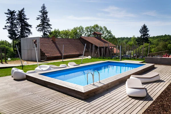 Beautiful Outdoor Skimmer Swimming Pool Wooden Flooring Stainless Steel Ladder — Stock Photo, Image