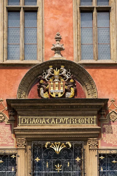 老市政厅与 Praga Regni 领土题字的资本在美丽的 Renessaince Kriz 老镇正方形 布拉格 捷克共和国 科教文组织世界遗产站点 — 图库照片