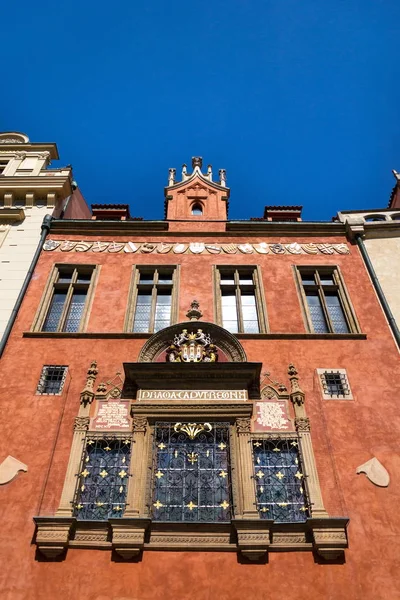 布拉格徽章在美丽的 Renessaince 窗口老市政厅 Kriz 老镇正方形 布拉格 捷克共和国 科教文组织世界遗产站点 晴朗的天 — 图库照片