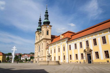 Papa'nın armasının üzerinde çapraz varsayım, Meryem ve Aziz Cyril ve Methodius, Velehrad Manastırı, Moravia, Çek Cumhuriyeti hac Bazilikası önünde