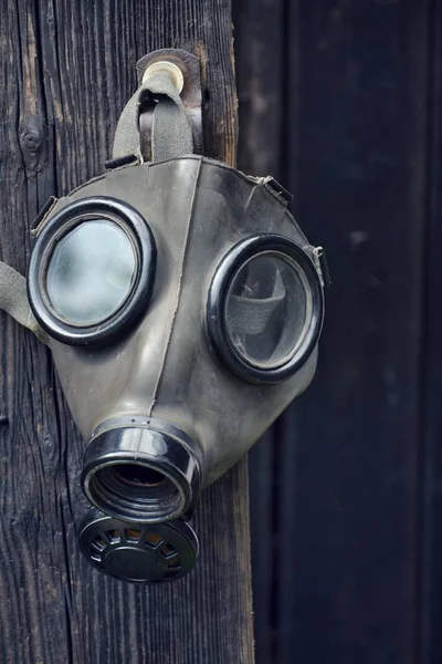 Oude Gasmasker Houten Achtergrond Terrorisme Verontreiniging Apocalyps Concept — Stockfoto