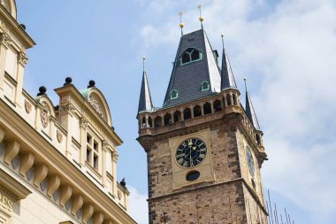 Prague, Çek Cumhuriyeti - 19 Mayıs 2018: Old Town Hall kule üzerinde 19 Mayıs 2018 Eski Şehir Meydanı, Unesco Dünya Mirası, güneşli günde üzerinde Prag, Çek Cumhuriyeti gezi insanlar turist.