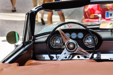 Saalbach-Hinterglemm, Avusturya-21 Haziran 2018: Saalbach klasik ralli üzerinde 21 Haziran 2018 Saalbach-Hinterglemm, Avusturya için hazırlanıyor Maserati 3500 Gt oldsmobile eski model kıdemli araba.