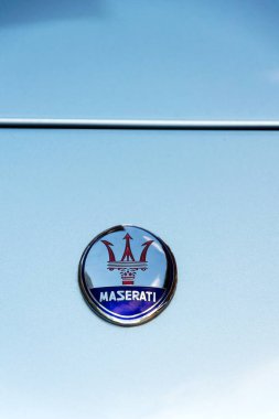 Saalbach-Hinterglemm, Avusturya-21 Haziran 2018: Saalbach klasik ralli üzerinde 21 Haziran 2018 Saalbach-Hinterglemm, Avusturya için hazırlanıyor Maserati 3500 Gt oldsmobile eski model kıdemli araba.