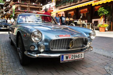 Saalbach-Hinterglemm, Avusturya-21 Haziran 2018: Saalbach klasik ralli üzerinde 21 Haziran 2018 Saalbach-Hinterglemm, Avusturya için hazırlanıyor Maserati 3500 Gt oldsmobile eski model kıdemli araba.