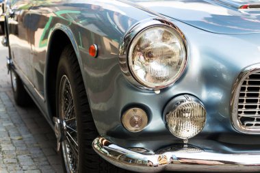 Saalbach-Hinterglemm, Avusturya-21 Haziran 2018: Saalbach klasik ralli üzerinde 21 Haziran 2018 Saalbach-Hinterglemm, Avusturya için hazırlanıyor Maserati 3500 Gt oldsmobile eski model kıdemli araba.