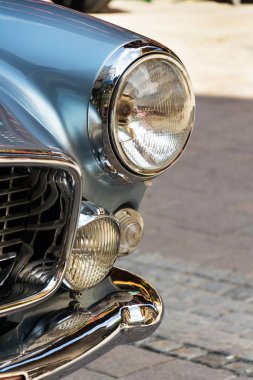 Saalbach-Hinterglemm, Avusturya-21 Haziran 2018: Saalbach klasik ralli üzerinde 21 Haziran 2018 Saalbach-Hinterglemm, Avusturya için hazırlanıyor Maserati 3500 Gt oldsmobile eski model kıdemli araba.