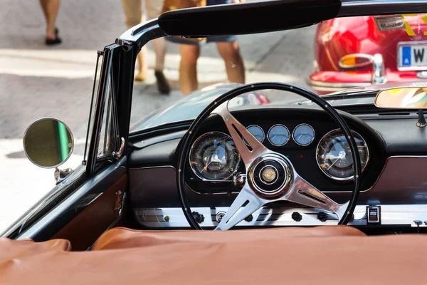 Saalbach-Hinterglemm, Avusturya-21 Haziran 2018: Saalbach klasik ralli üzerinde 21 Haziran 2018 Saalbach-Hinterglemm, Avusturya için hazırlanıyor Maserati 3500 Gt oldsmobile eski model kıdemli araba.