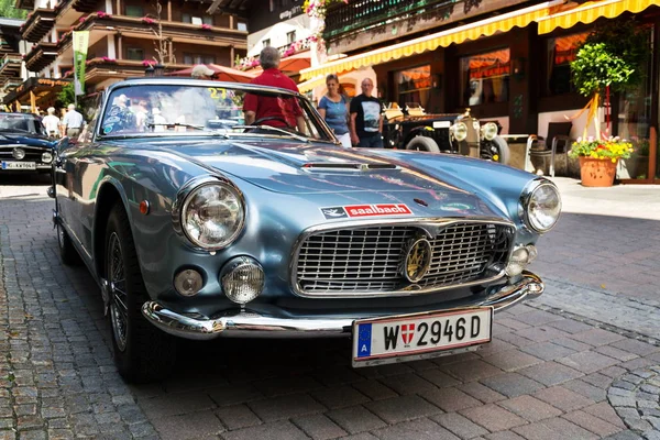 Saalbach-Hinterglemm, Avusturya-21 Haziran 2018: Saalbach klasik ralli üzerinde 21 Haziran 2018 Saalbach-Hinterglemm, Avusturya için hazırlanıyor Maserati 3500 Gt oldsmobile eski model kıdemli araba.