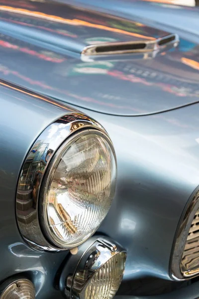 Saalbach-Hinterglemm, Avusturya-21 Haziran 2018: Saalbach klasik ralli üzerinde 21 Haziran 2018 Saalbach-Hinterglemm, Avusturya için hazırlanıyor Maserati 3500 Gt oldsmobile eski model kıdemli araba.