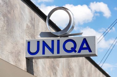 Saalbach-Hinterglemm, Avusturya-21 Haziran 2018: Uniqa sigorta grubu Ag şirket logosu üzerinde 21 Haziran 2018 Saalbach-Hinterglemm, Avusturya için bina şube.