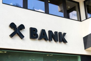 Saalbach-Hinterglemm, Avusturya-21 Haziran 2018: Raiffeisen Bank şirket logosu üzerinde 21 Haziran 2018 Saalbach-Hinterglemm, Avusturya için bina şube.