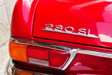 Saalbach-Hinterglemm, Avusturya-21 Haziran 2018: Saalbach klasik ralli üzerinde 21 Haziran 2018 Saalbach-Hinterglemm, Avusturya için hazırlanıyor Vintage araba Mercedes-Benz 230 Sl oldsmobile gazisi.