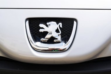 Prague, Çek Cumhuriyeti - 29 Mart 2018: Peugeot şirketi logosuna gümüş renkli araba üzerinde 29 Mart 2018 Prag, Çek Cumhuriyeti.