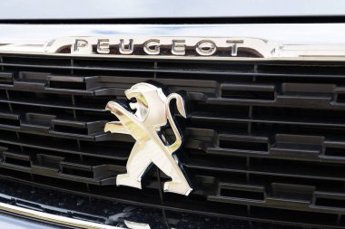 Prague, Çek Cumhuriyeti - 29 Mart 2018: Peugeot şirketi logosuna gümüş renkli araba üzerinde 29 Mart 2018 Prag, Çek Cumhuriyeti.