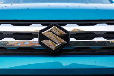Prague, Çek Cumhuriyeti - 25 Mart 2018: Suzuki Motor corporation logosuna mavi araba 25 Mart 2018 Prag, Çek Cumhuriyeti.