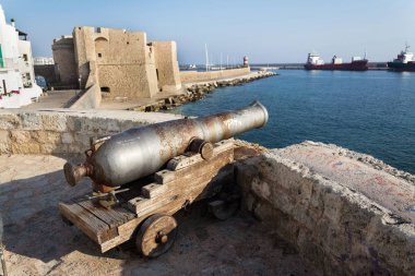 Topçu top silah önünde Carlo V Castle Port Monopoli, Apulia, Bari eyaletinde, İtalya