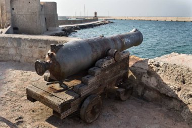 Topçu top silah önünde Carlo V Castle Port Monopoli, Apulia, Bari eyaletinde, İtalya