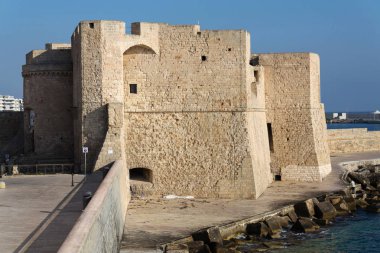 Kale Carlo V gündoğumu, Apulia, Bari eyaletinde, İtalya, güneşli yaz günü sırasında