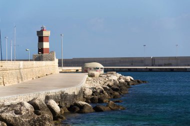Deniz feneri Monopoli Port önünde Carlo V Castle, Adriyatik Denizi, Apulia, Bari eyaletinde, İtalya