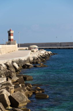 Deniz feneri Monopoli Port önünde Carlo V Castle, Adriyatik Denizi, Apulia, Bari eyaletinde, İtalya