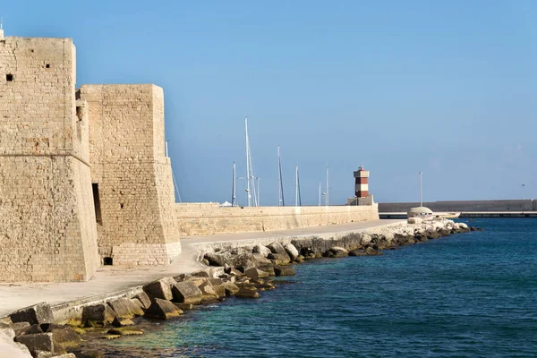 Faro Nel Porto Monopoli Fronte Castello Carlo Mare Adriatico Puglia — Foto Stock