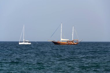 Monopoli, İtalya - 5 Temmuz 2018: Gemi Yasemin Sultan beach Porta Vecchia 5 Temmuz 2018 Monopoli, İtalya için yelken mahagony ağaçtan.