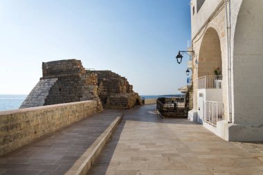 Sahil promede sur duvarı ile kalır Monopoli, Adriyatik Denizi, Apulia, Bari eyaletinde, İtalya, Avrupa