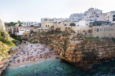 İnsanlar güzel plaj Lama Monachile Polignano içinde bir Mare, Adriyatik Denizi, Apulia bölgesindeki Bari eyaletinde, İtalya, Avrupa Yüzme