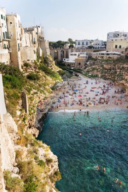 İnsanlar güzel plaj Lama Monachile Polignano içinde bir Mare, Adriyatik Denizi, Apulia bölgesindeki Bari eyaletinde, İtalya, Avrupa Yüzme