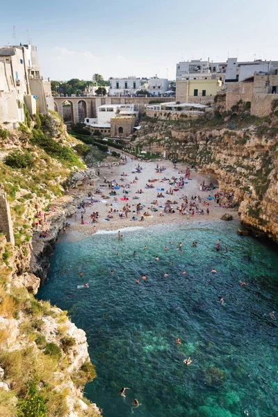 İnsanlar güzel plaj Lama Monachile Polignano içinde bir Mare, Adriyatik Denizi, Apulia bölgesindeki Bari eyaletinde, İtalya, Avrupa Yüzme