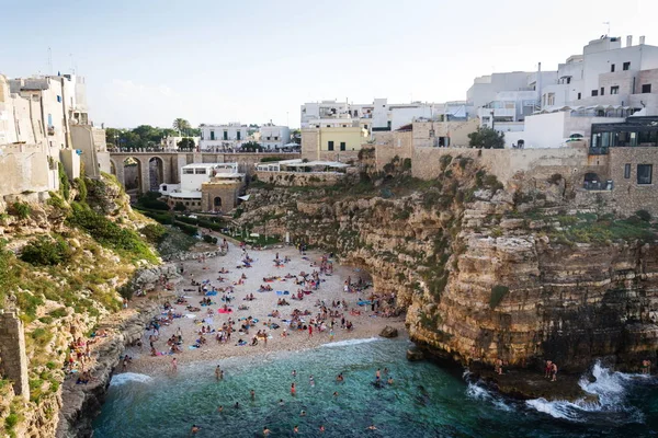 İnsanlar güzel plaj Lama Monachile Polignano içinde bir Mare, Adriyatik Denizi, Apulia bölgesindeki Bari eyaletinde, İtalya, Avrupa Yüzme