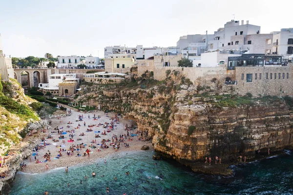 İnsanlar güzel plaj Lama Monachile Polignano içinde bir Mare, Adriyatik Denizi, Apulia bölgesindeki Bari eyaletinde, İtalya, Avrupa Yüzme