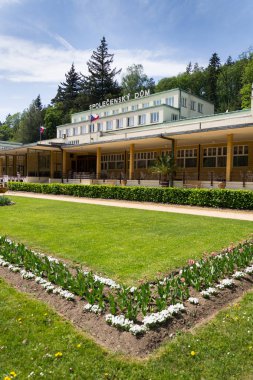 Spolecensky dum - sosyal evde kaplıca kenti Luhacovice, Zlin bölgesi, Moravia, Çek Cumhuriyeti, güneşli yaz gün