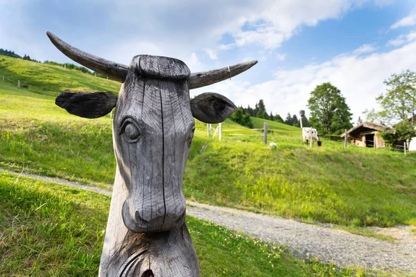 Estatua Cabeza Vaca Madera Con Hermosos Alpes Verdes Fondo Pasto —  Fotos de Stock