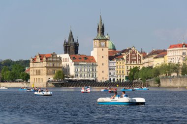Prague, Çek Cumhuriyeti - 21 Nisan 2018: turist Charles bridge yakınındaki Vltava Nehri üzerinde pedal tekneler üzerinde 21 Nisan 2018 yılına yelken Prag, Çek Cumhuriyeti. 