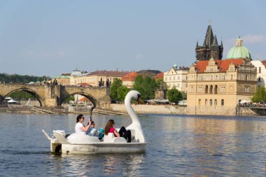 Prague, Çek Cumhuriyeti - 21 Nisan 2018: turist Charles bridge yakınındaki Vltava Nehri üzerinde pedal tekneler üzerinde 21 Nisan 2018 yılına yelken Prag, Çek Cumhuriyeti. 