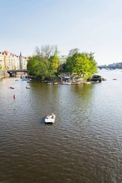 Prag Tschechische Republik April 2018 Touristenfahrt Auf Tretbooten Auf Der — Stockfoto