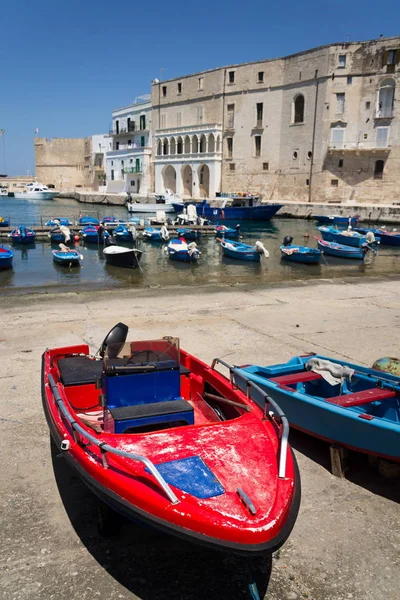 伝統的な赤と青の釣り船 モノーポリ ポート付近のカルロ 世の城 プーリア イタリア バーリ県 — ストック写真