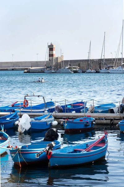 Barcos Pesqueros Tradicionales Rojos Azules Puerto Monopoli Cerca Del Castillo —  Fotos de Stock