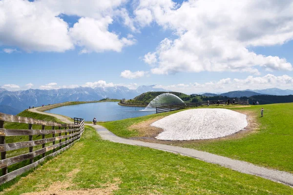 田园诗般的夏天风景与池塘在 Wildenkarkogel 山在阿尔卑斯 Saalbach Hinterglemm 泽尔是看见区 萨尔茨堡联邦政府 奥地利 — 图库照片