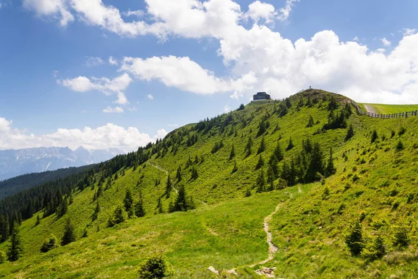 Wildenkarhutte 小屋在 Wildenkarkogel 山在阿尔卑斯 Saalbach Hinterglemm 泽尔是看见区 萨尔茨堡联邦政府 奥地利 — 图库照片