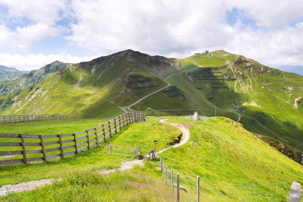 骑自行车的足迹 Schattberg Ost 山缆车站 Saalbach Hinterglemm 阿尔卑斯 奥地利 — 图库照片