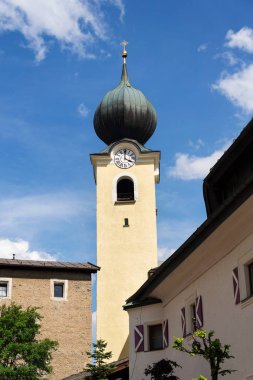 Parish Kilisesi Saint Nicholas ve Bartholomew Saalbach, Avusturya, güneşli yaz gün