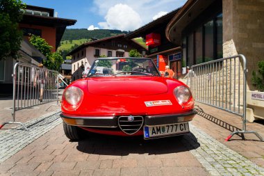 Saalbach-Hinterglemm, Avusturya-21 Haziran 2018: Saalbach klasik ralli üzerinde 21 Haziran 2018 Saalbach-Hinterglemm, Avusturya için hazırlanıyor Vintage araba Alfa Romeo 1300 cabriolet oldsmobile gazisi.