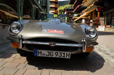 Saalbach-Hinterglemm, Avusturya-21 Haziran 2018: Saalbach klasik ralli üzerinde 21 Haziran 2018 Saalbach-Hinterglemm, Avusturya için hazırlanıyor Vintage araba Jaguar E tipi 4.2 Cabrio oldsmobile gazisi.